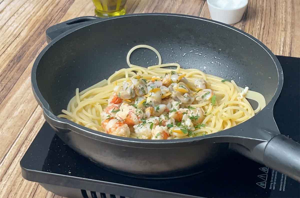 Espaguetis con berberechos y gambones y vino blanco