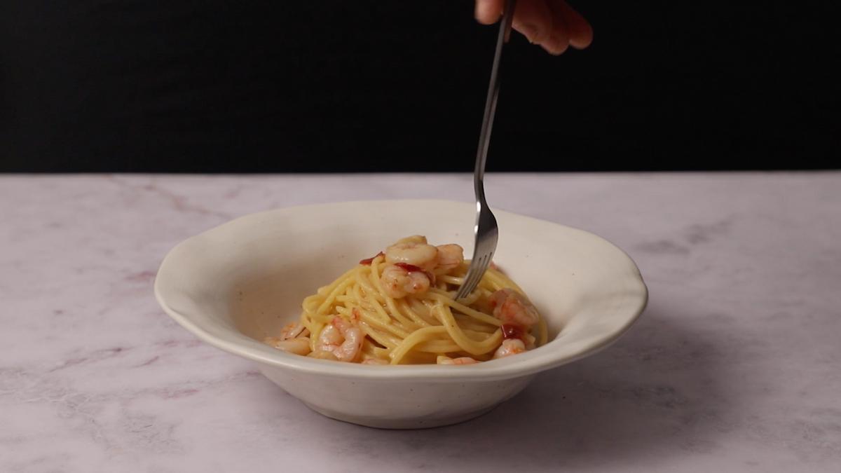 paso a paso spaghettis con gambas - emplatar