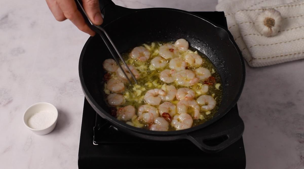 paso a paso spaghettis con gambas - gambas