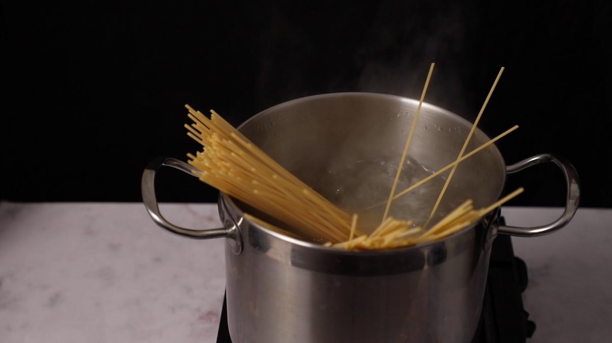 paso a paso spaghettis con gambas - hervir pasta