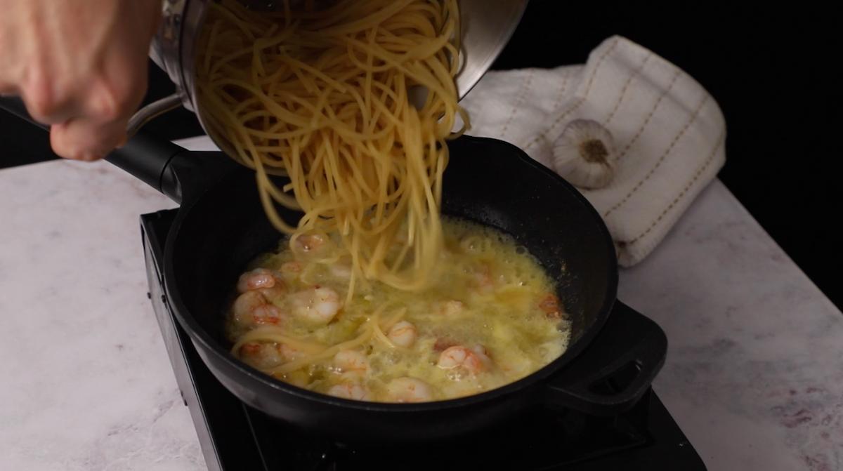 paso a paso spaghettis con gambas - pasta en las gambas