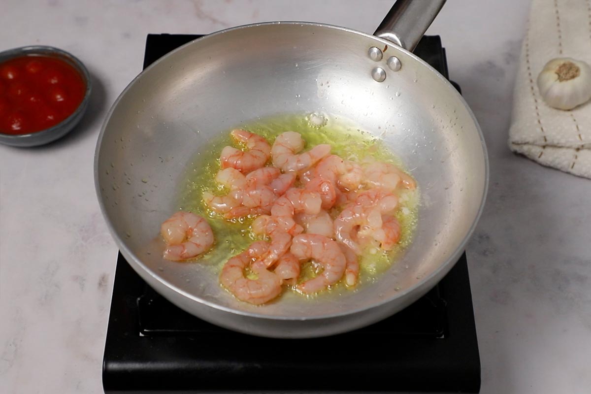 paso a paso espaguetis con gambas y almejas cocinar gambas