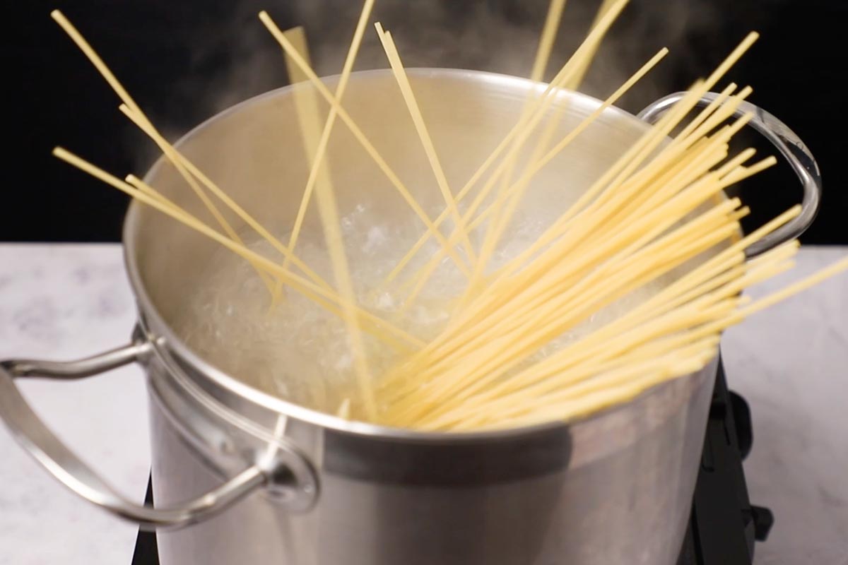 paso a paso espaguetis con gambas y almejas HERVIR pasta