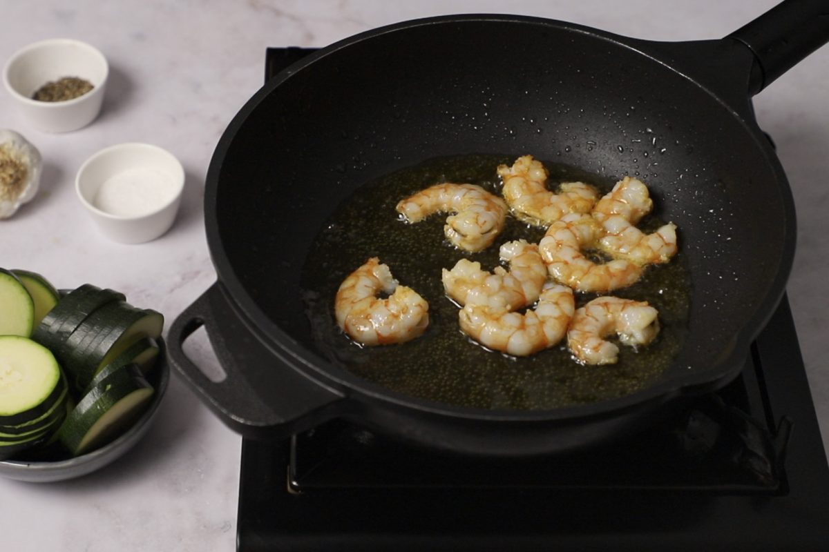 Espaguetis con langostinos. Doramos los langostinos.