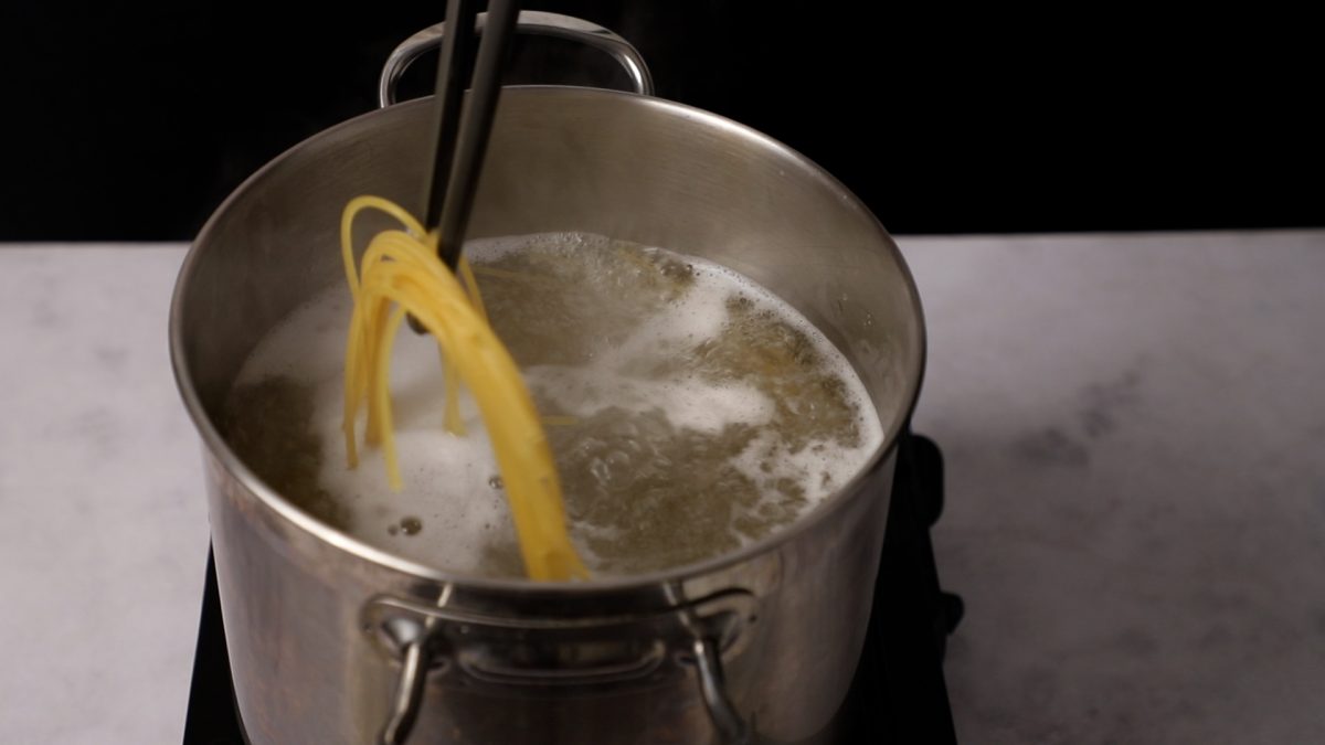 Espaguetis con langostinos. Preparamos la pasta.