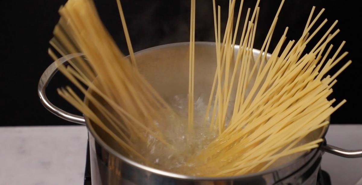 paso a paso espaguetis con salmón ahumado hervir pasta