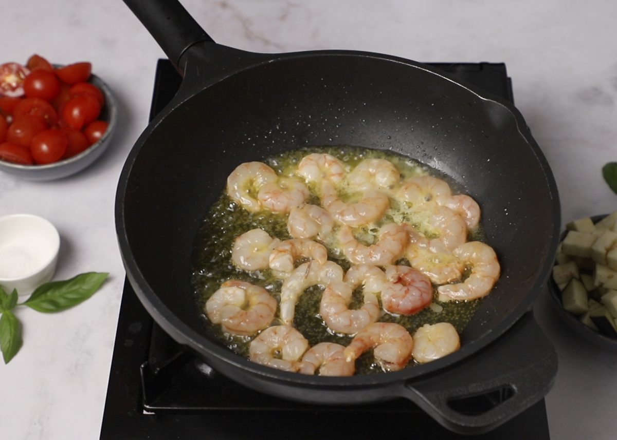 Espaguetis con gambas y tomate. Cocinamos las gambas.