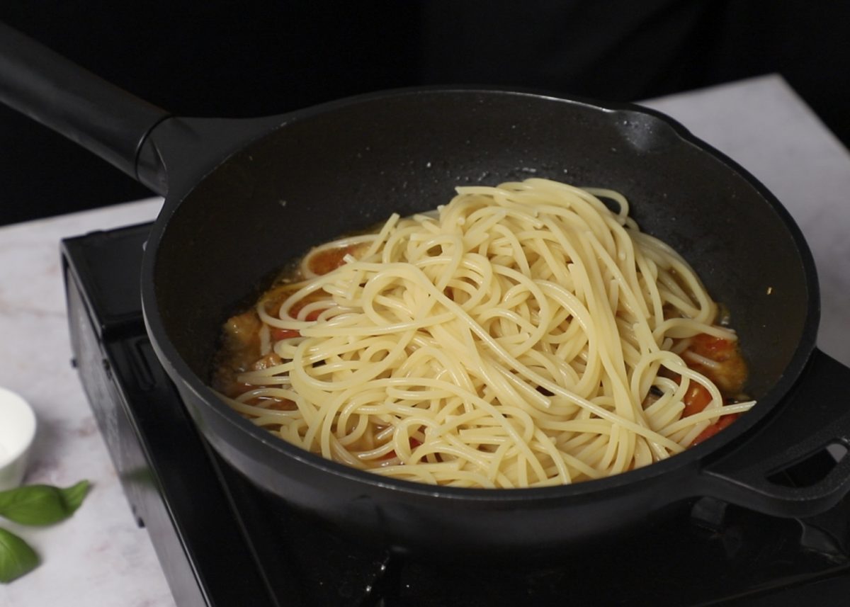 Espaguetis con gambas y tomate. Cocemos la pasta.