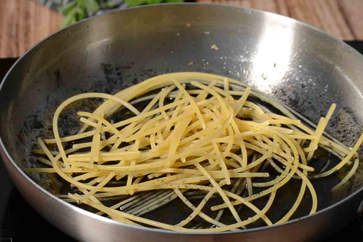 paso a paso espaguetis con tinta de calamar agregar pasta