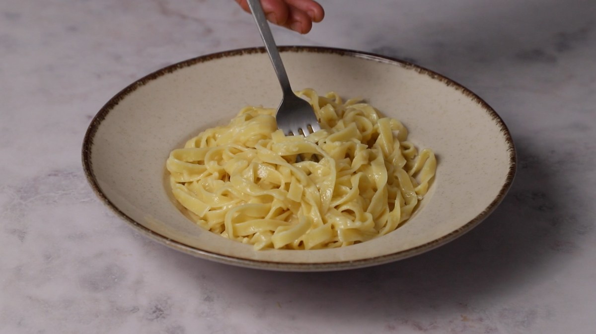 Paso a paso Tagliatelle nido Alfredo servir