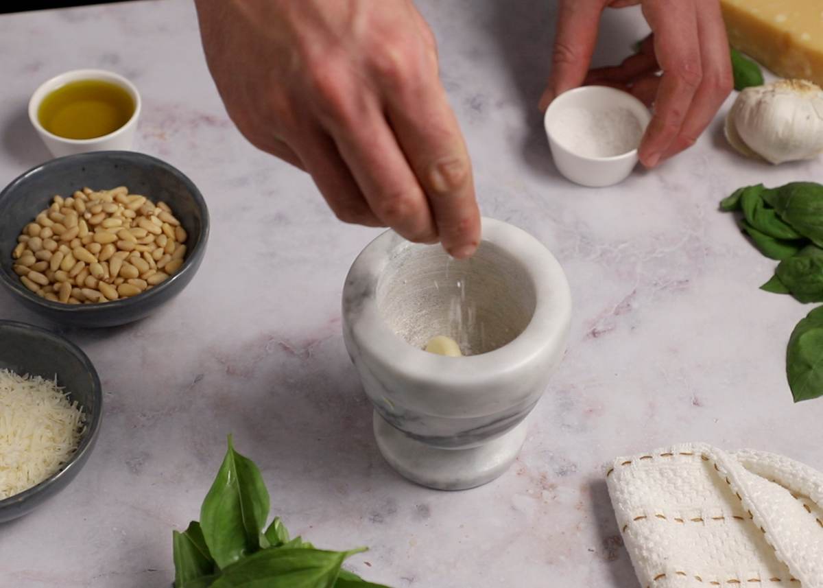 Paso a paso fusilli al pesto - ajo