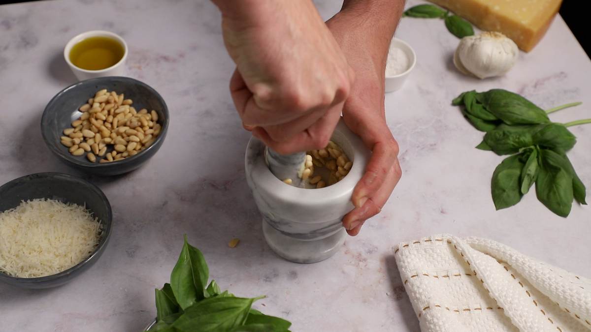 fusilli al pesto piñones