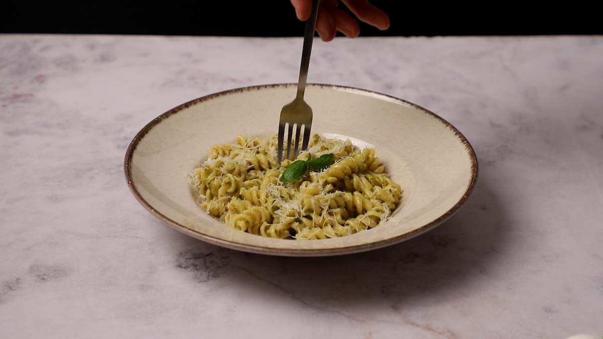 Fusilli con pesto emplatar