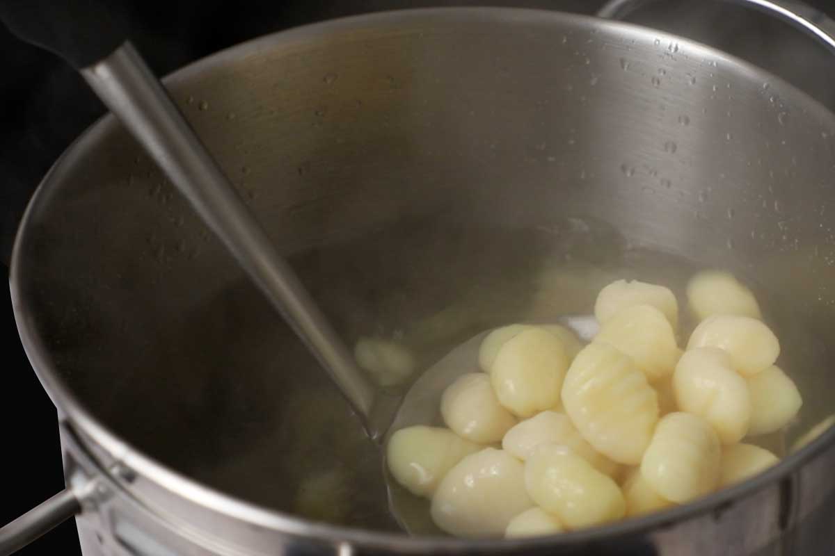 paso a paso ñoquis con salmón hervir