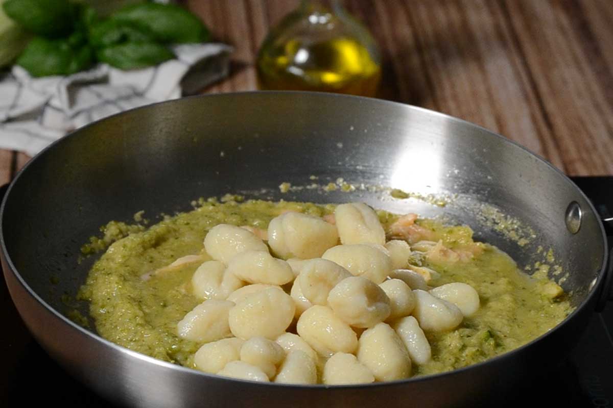 paso a paso ñoquis con salmón mezclar