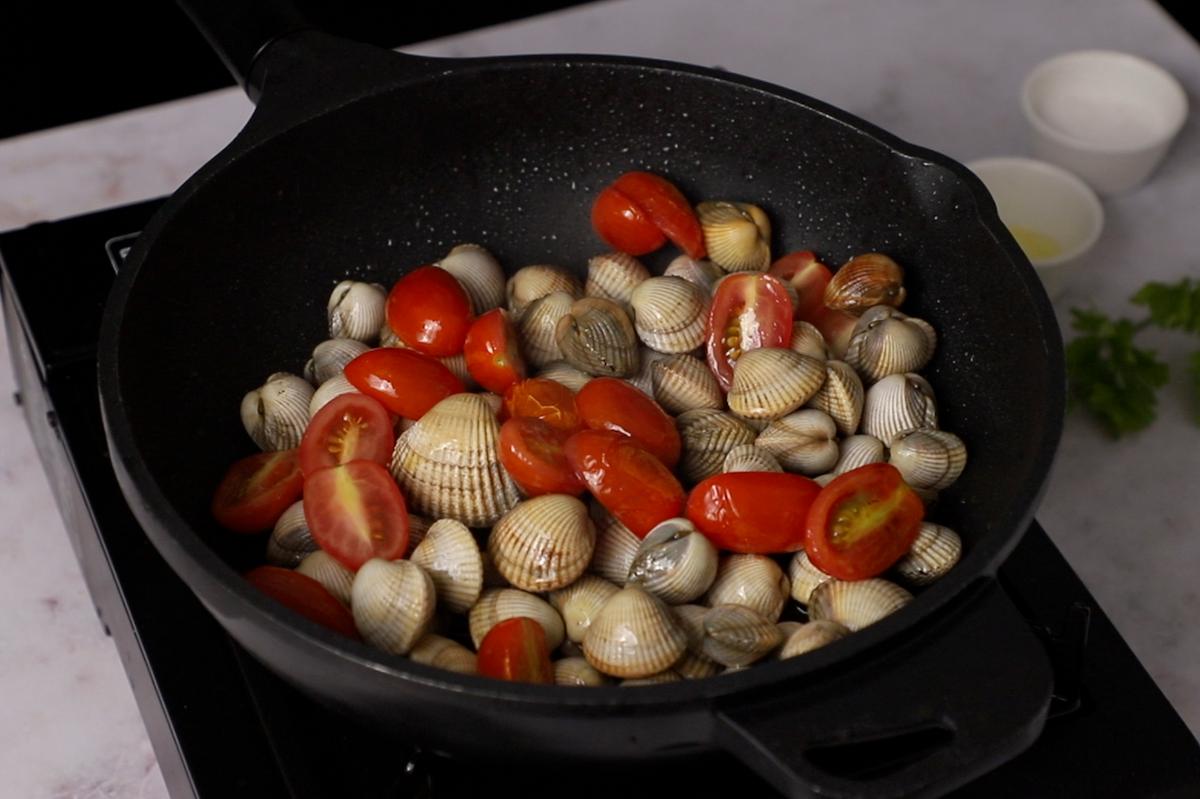 Paso a paso linguine alle vongole: añadir almejas