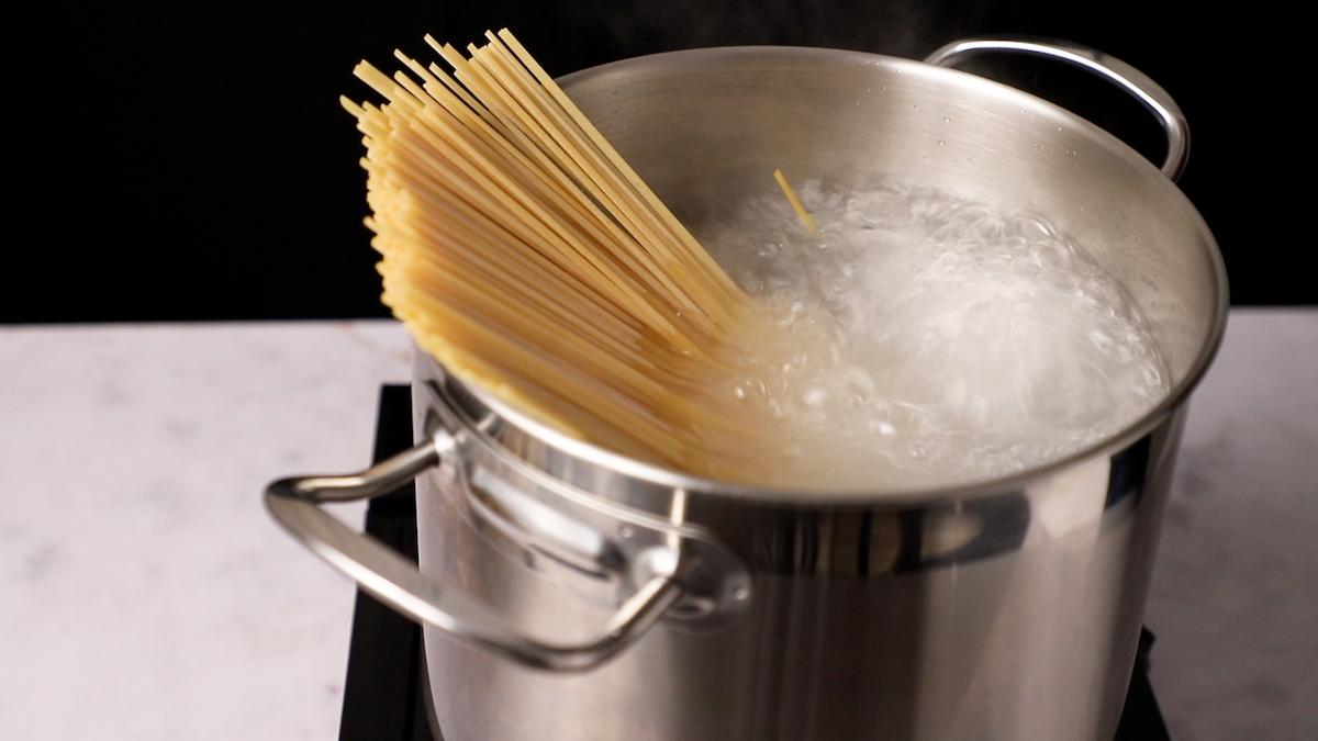 Paso a paso linguine alle vongole: cocer pasta