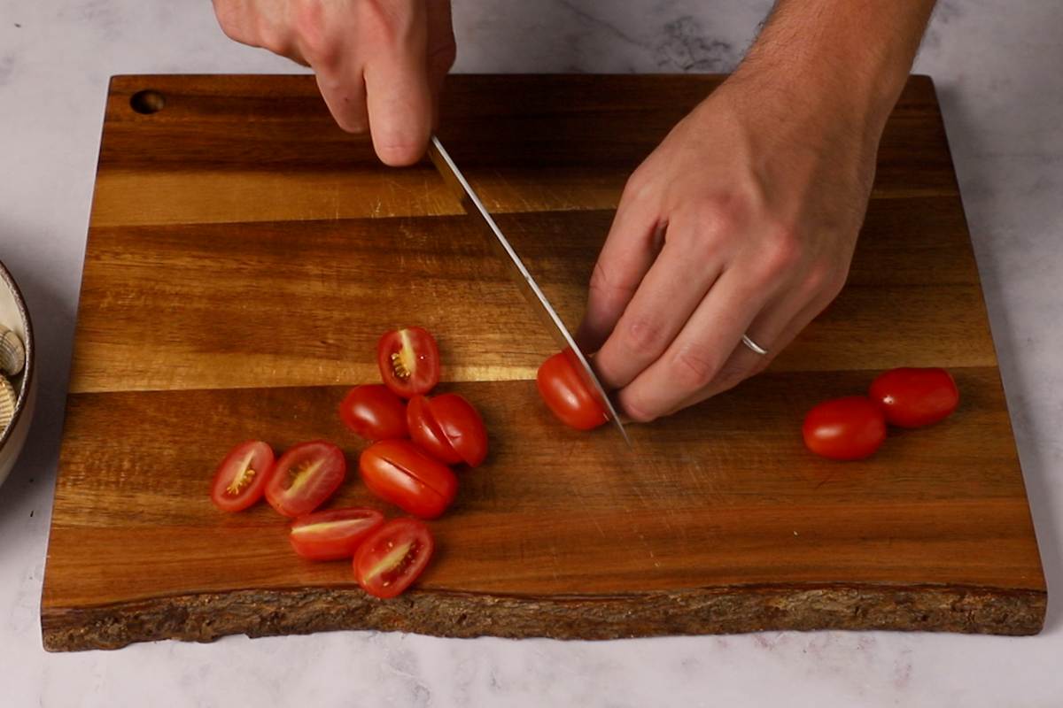 Paso a paso linguine alle vongole: cortar tomates