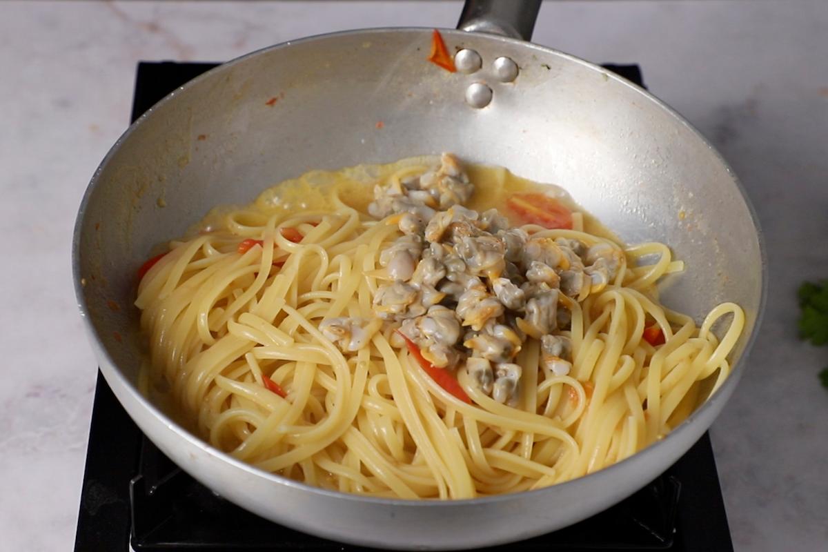 Paso a paso linguine alle vongole: cocer pasta