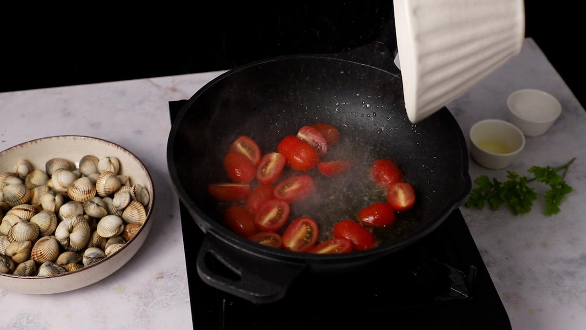 Paso a paso linguine alle vongole: sofreír tomates