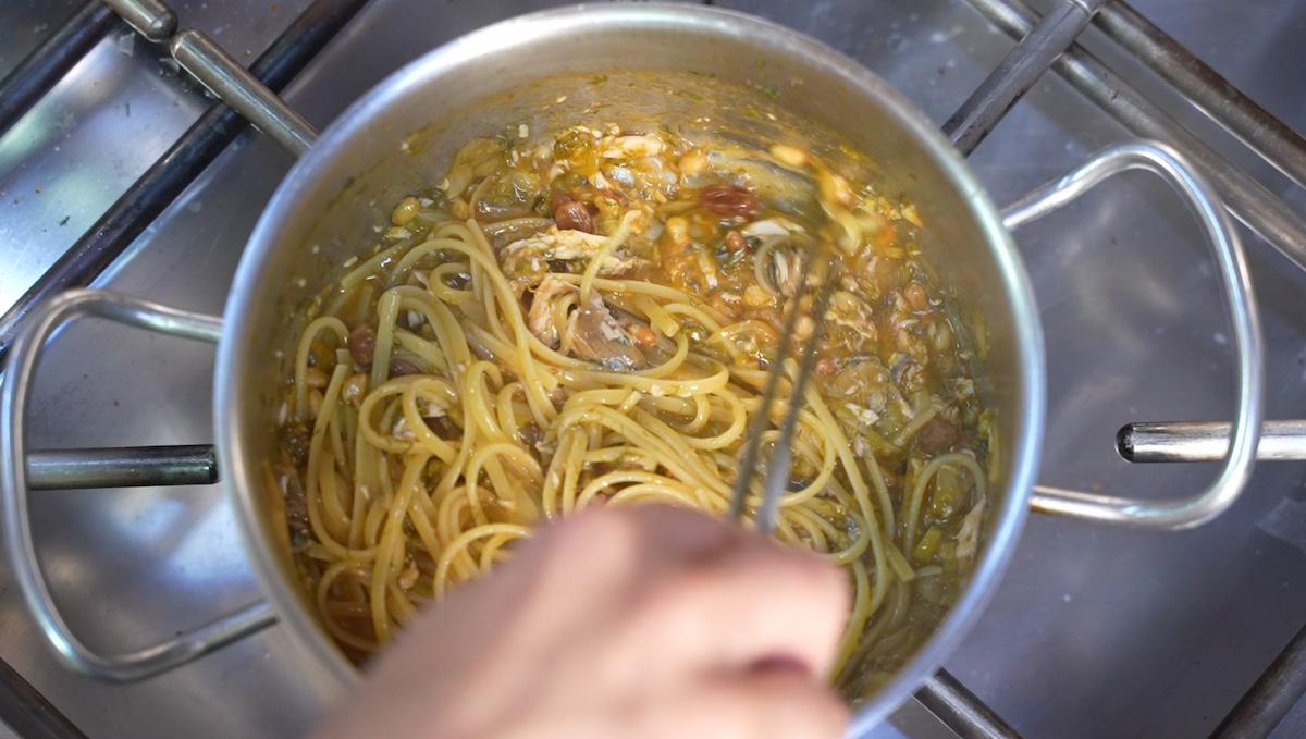 Paso a paso Linguine con salsa de sardinas remover