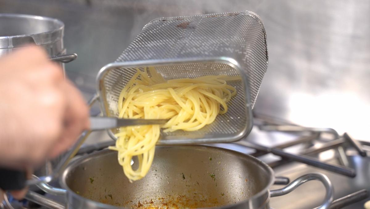 Paso a paso Linguini con salsa de sardinas: cocer la pasta