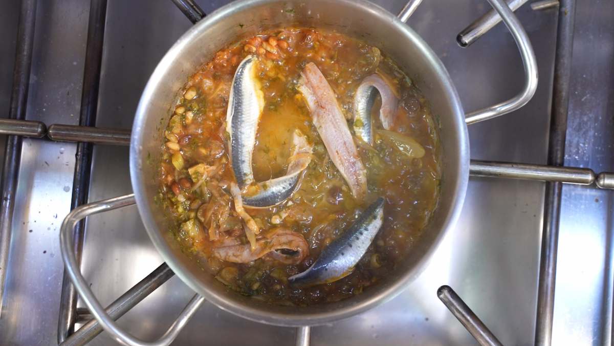 Paso a paso Linguini con salsa de sardinas: preparar la salsa