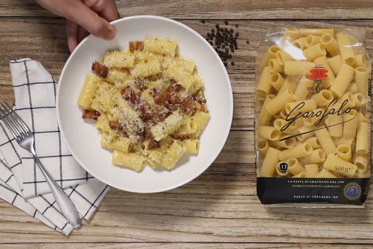 paso a paso rigatoni alla carbonara emplatado