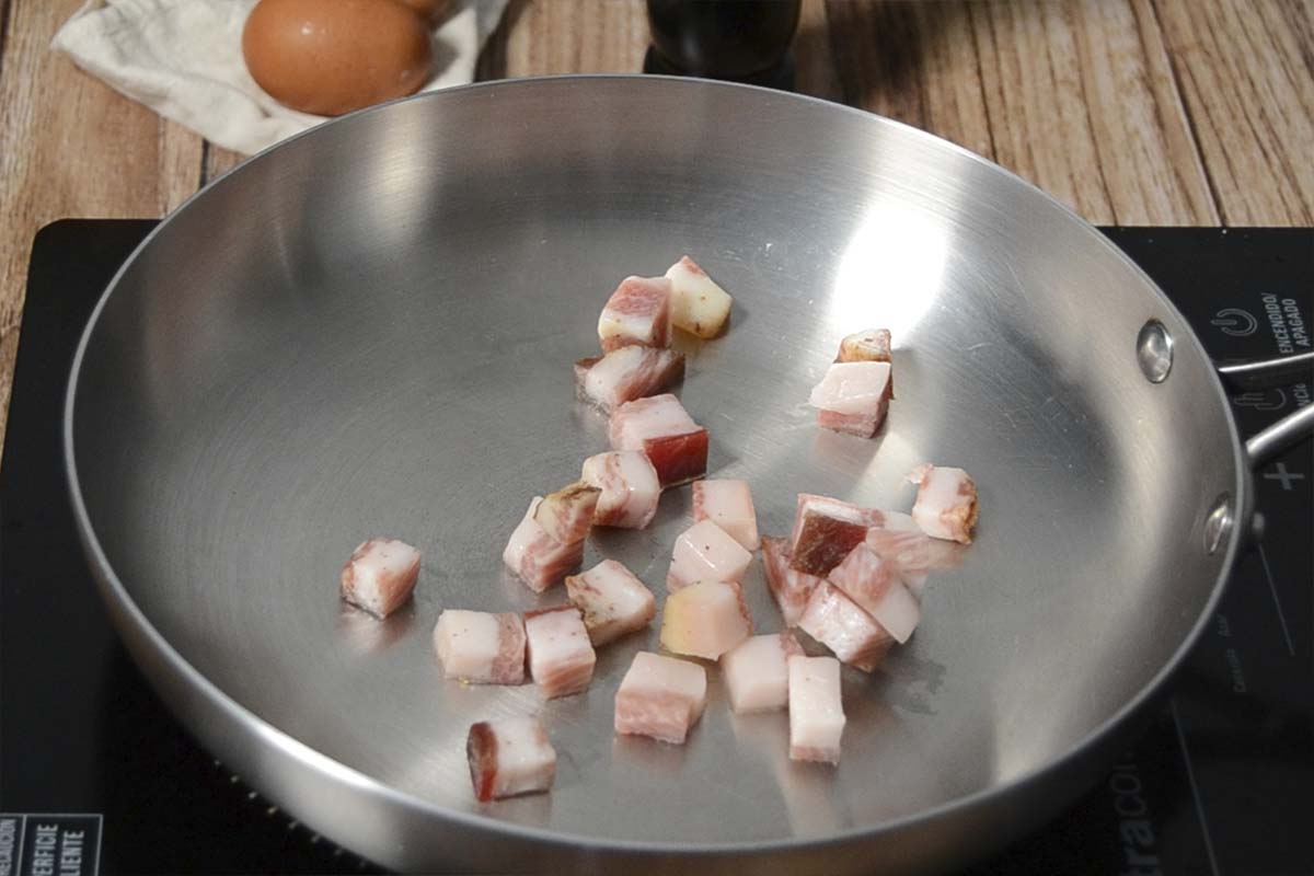 paso a paso rigatoni alla carbonara guanciale