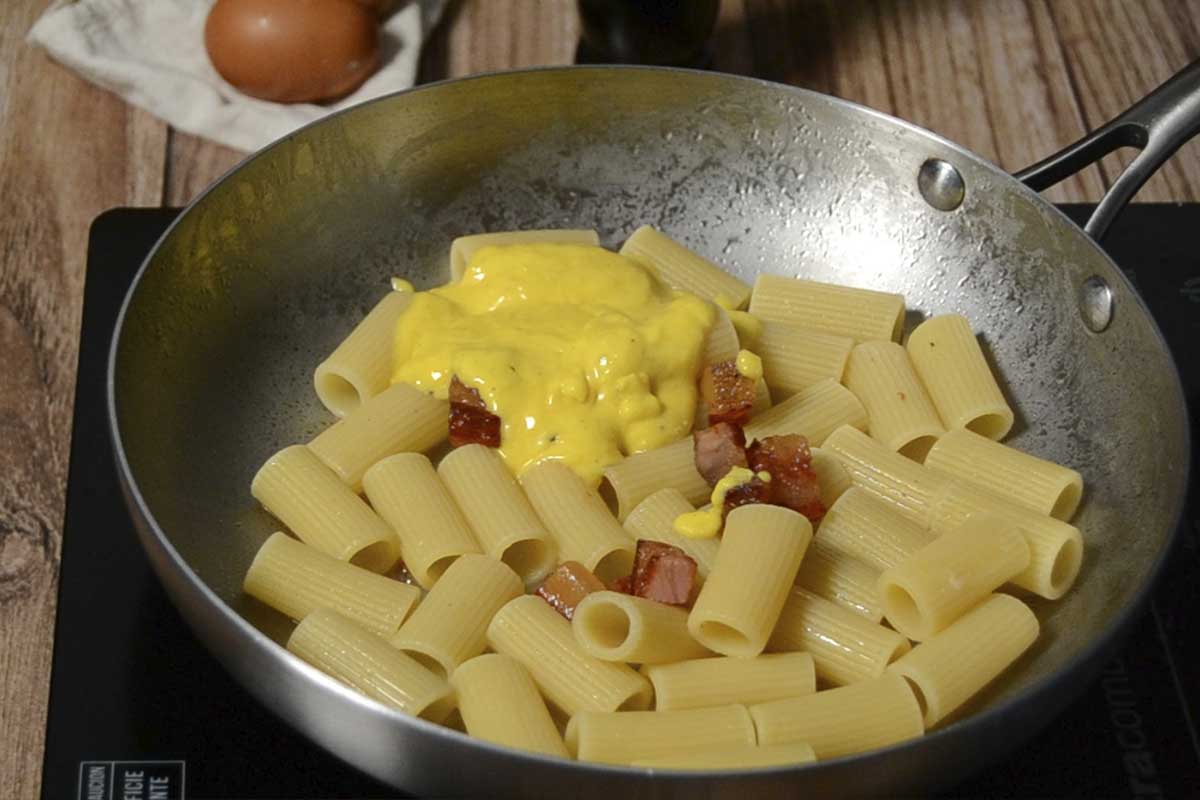 paso a paso rigatoni alla carbonara mezcla