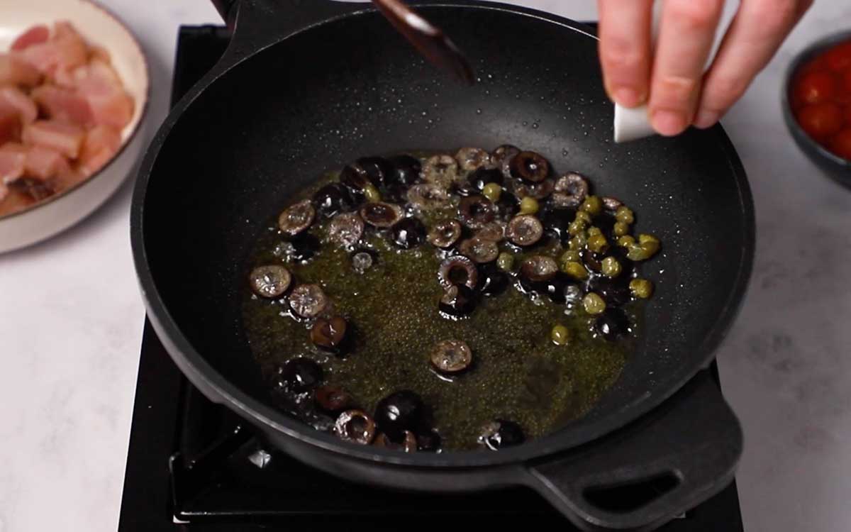 Paso a paso macarrones con bonito aceitunas y alcaparras