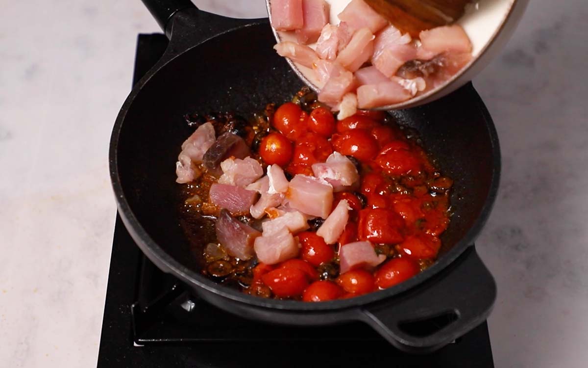 Paso a paso macarrones con bonito añade el bonito