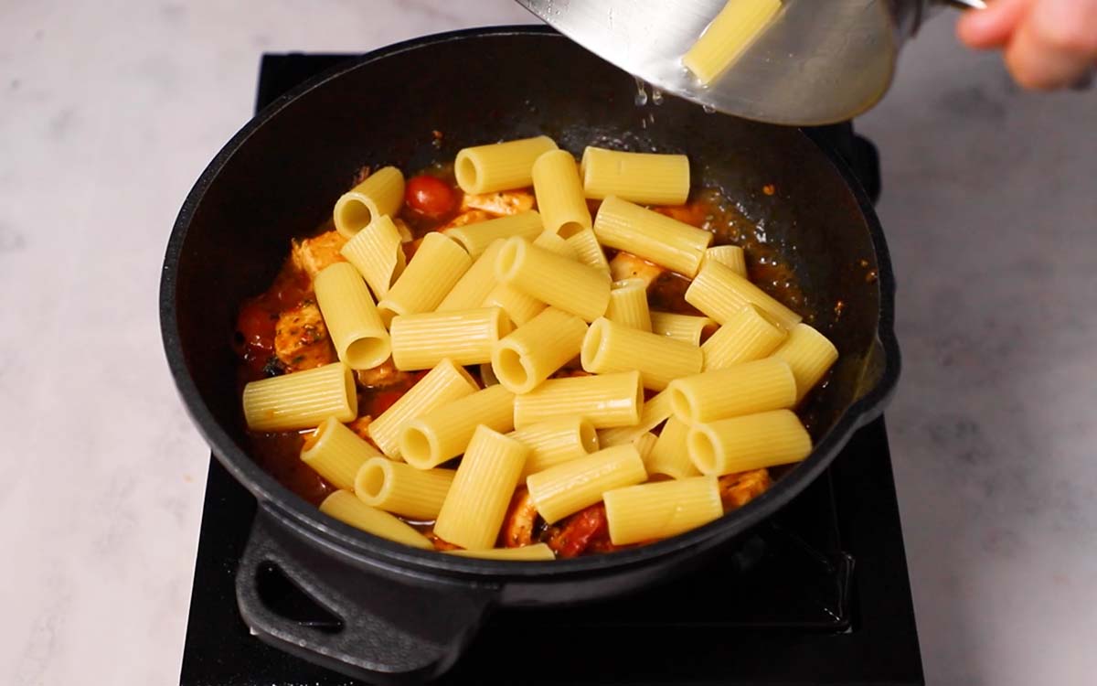 Paso a paso macarrones con bonito mezclar la pasta