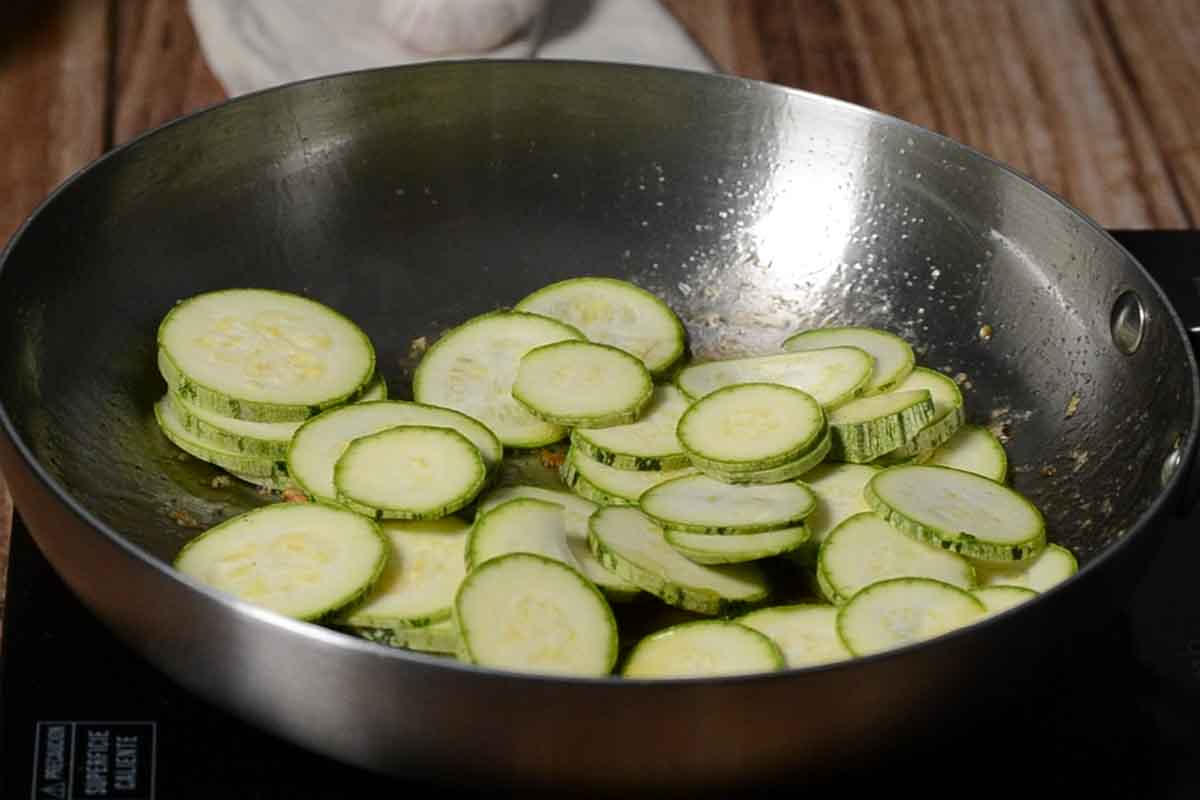 paso a paso macarrones con calabacín cocinar calabacín