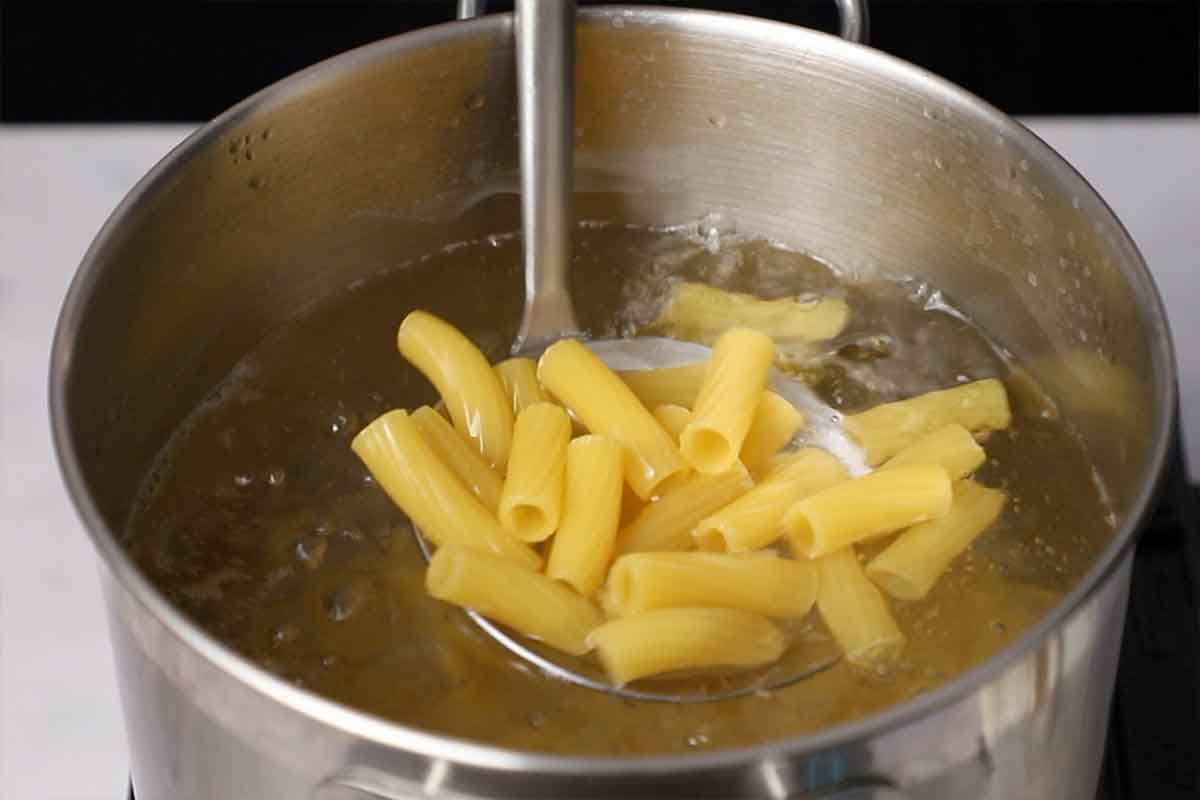 paso a paso macarrones con calabacín hervir pasta