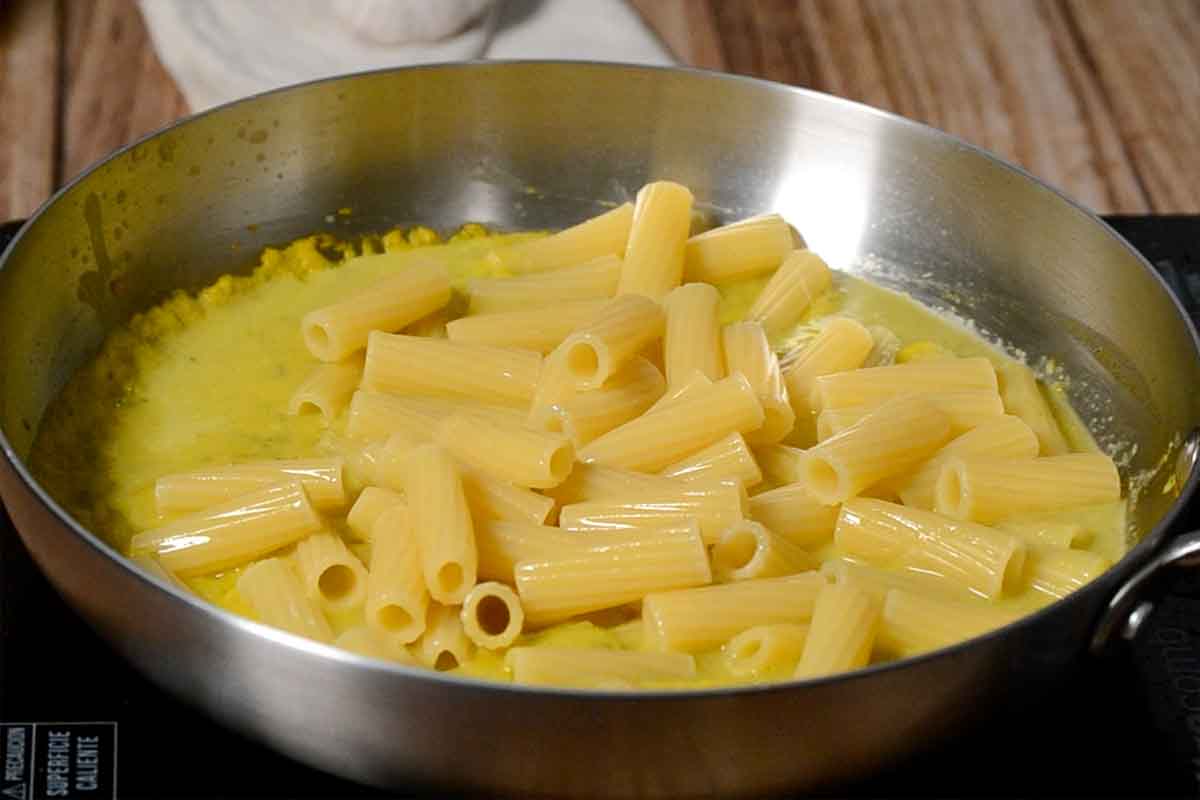 paso a paso macarrones con calabacín mezclar