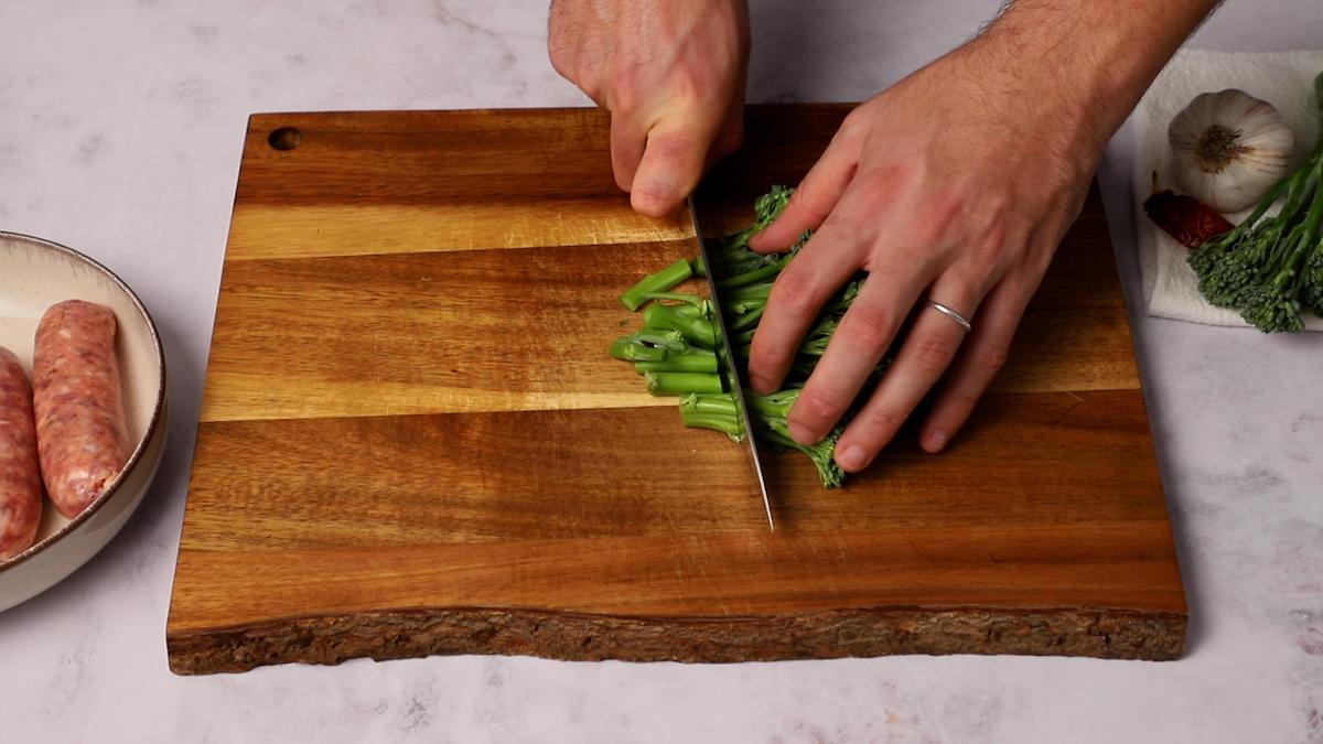 Paso a paso Macarrones con chorizo cortar