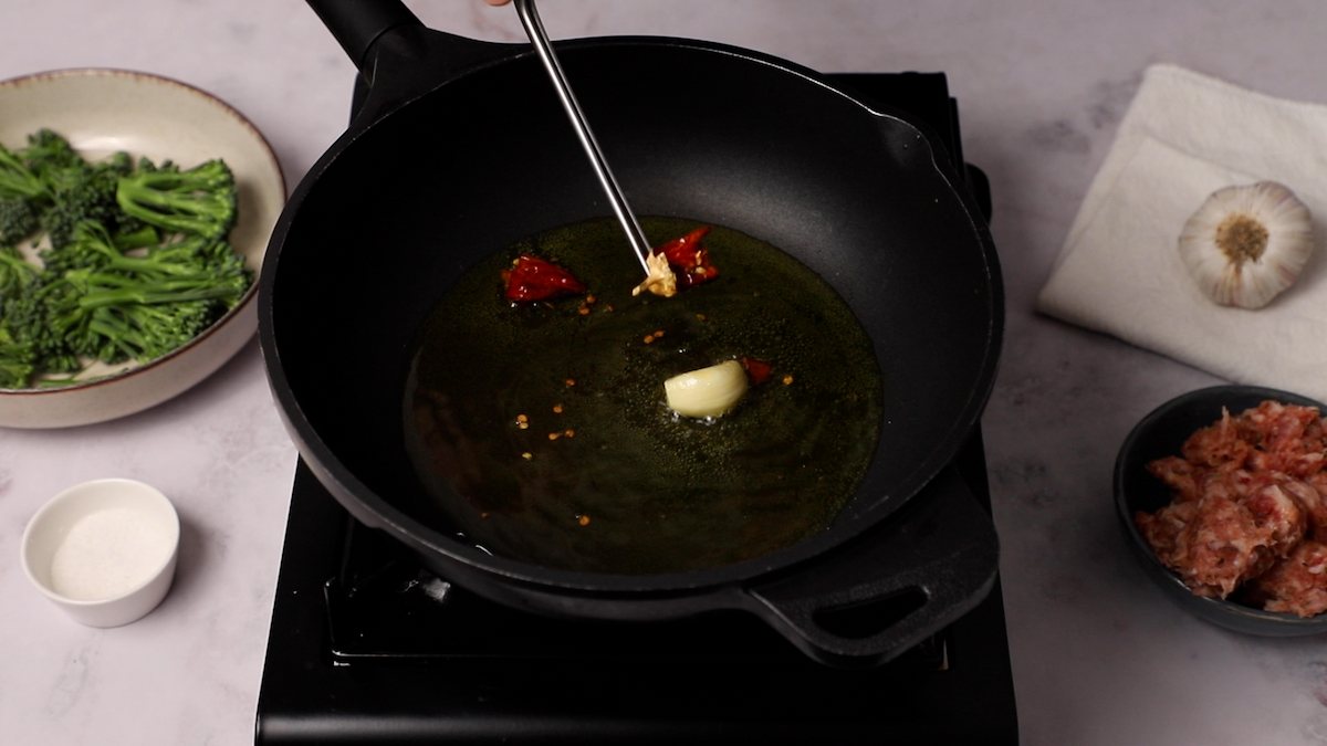 Paso a paso Macarrones con chorizo freir guindilla