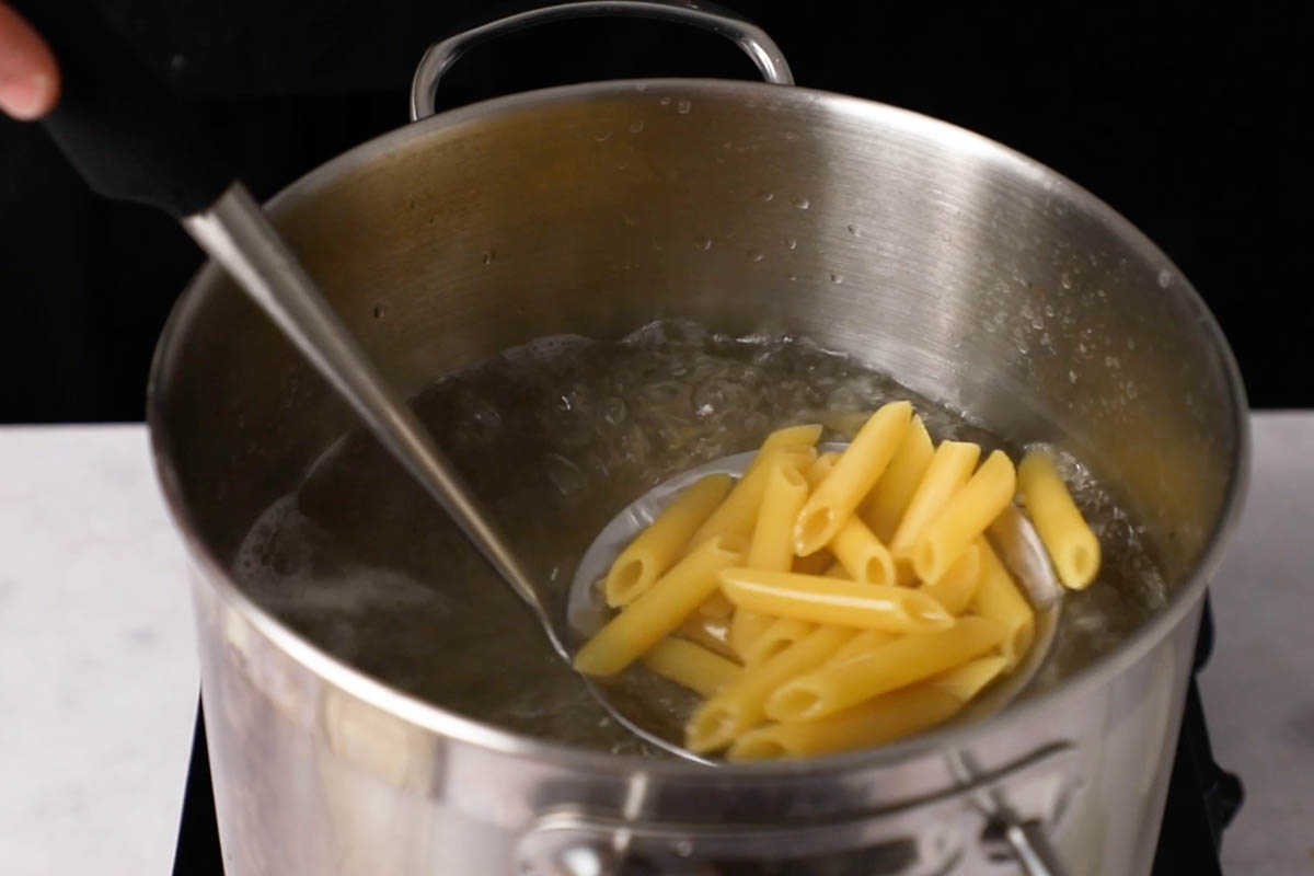 paso a paso macarrones con salchichas cocer pasta