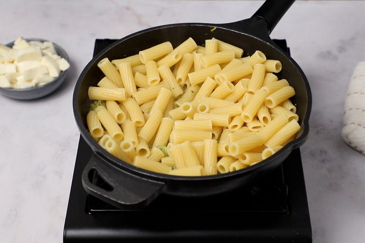 Paso a paso macarrones gratinados con queso mezclar pasta y brócoli