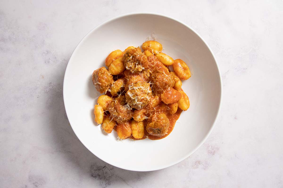 paso a paso ñoquis con carne picada emplatado