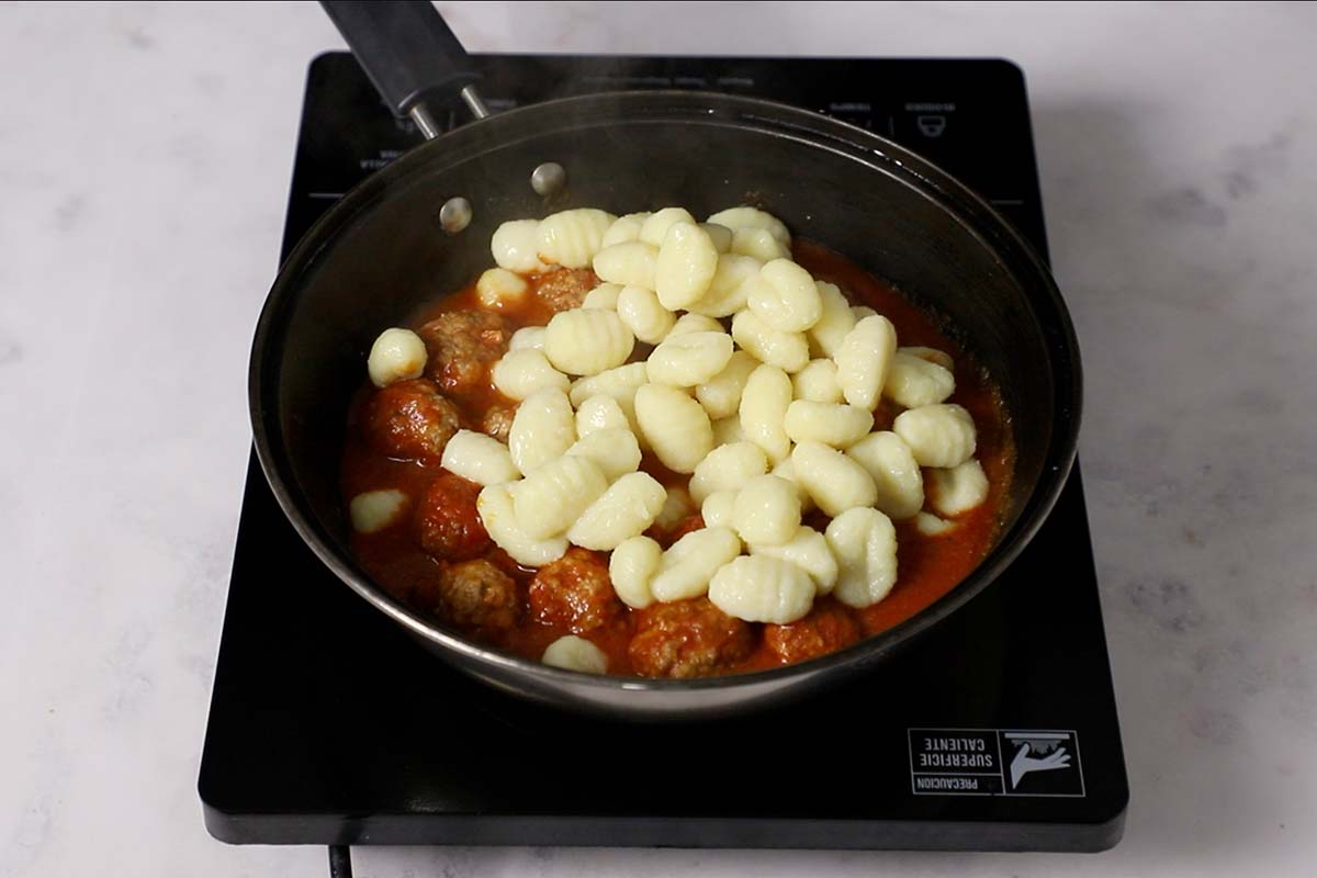 paso a paso ñoquis con carne picada incorporar ñoquis