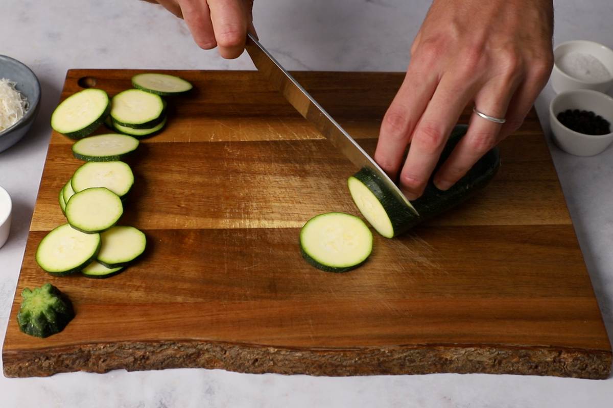 Paso a paso ñoquis con verduras: cortar el calabacín