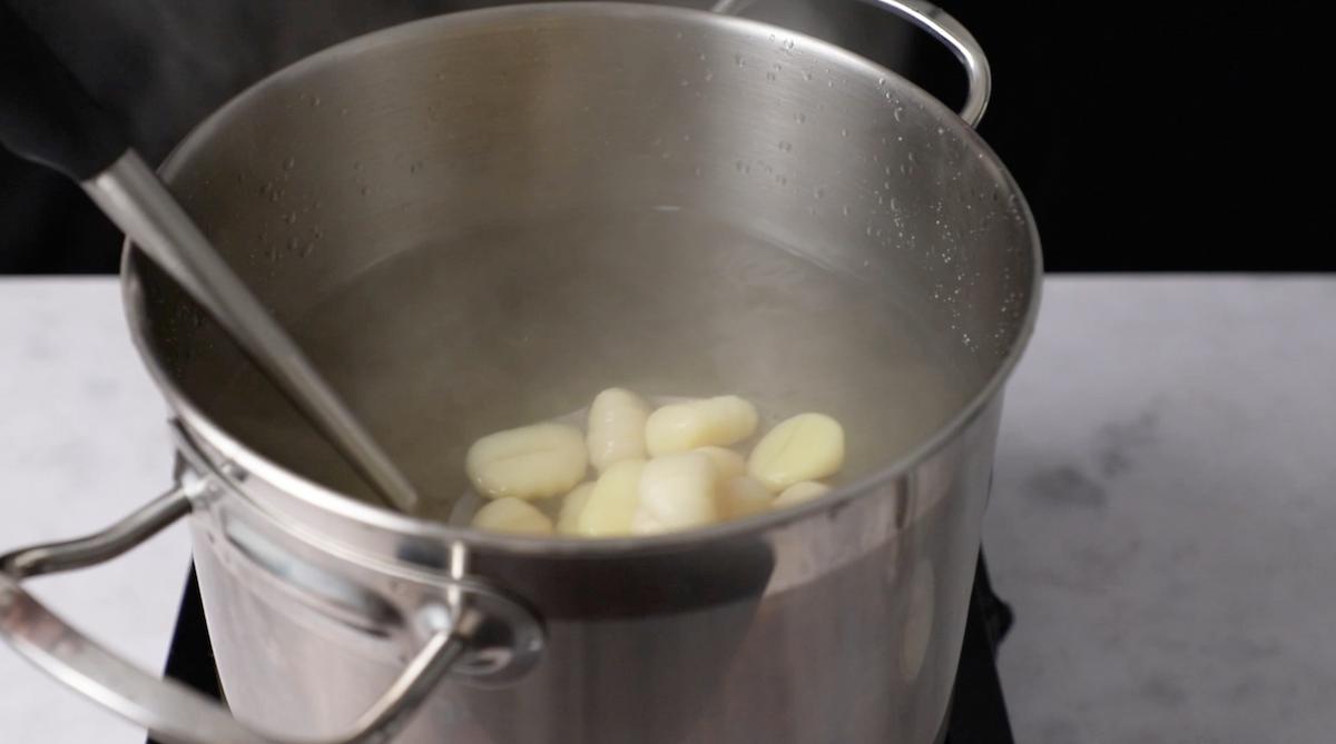 Paso a paso ñoquis con verduras: cocer los ñoquis