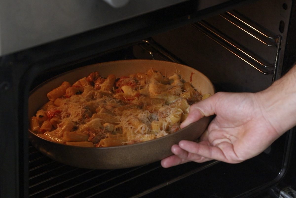 Pasta al horno. Metemos la bandeja en el horno.