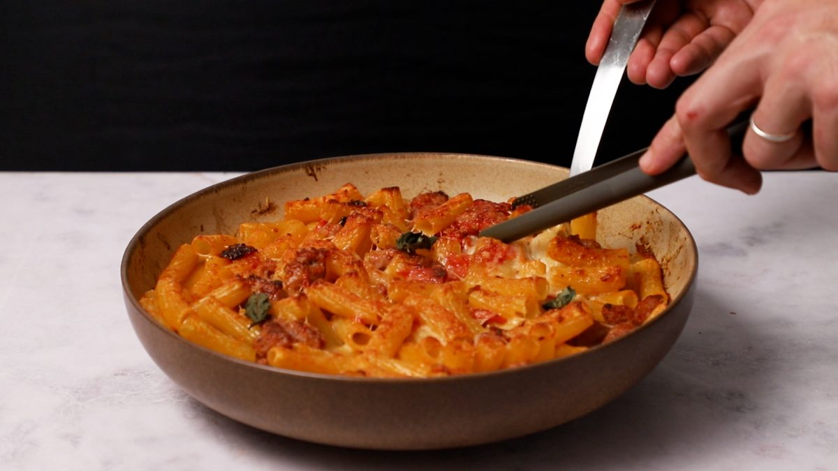 Pasta al horno. Extraemos del horno y emplatamos.