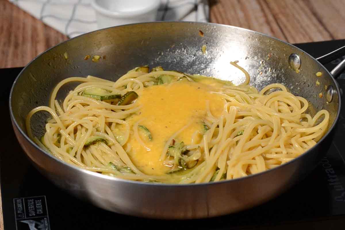 paso a paso pasta con calabacín y huevos mezclar huevo