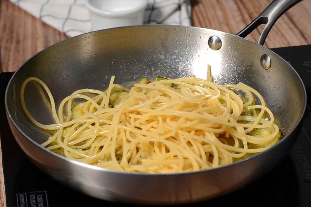 paso a paso pasta con calabacín y huevos mezclar pasta