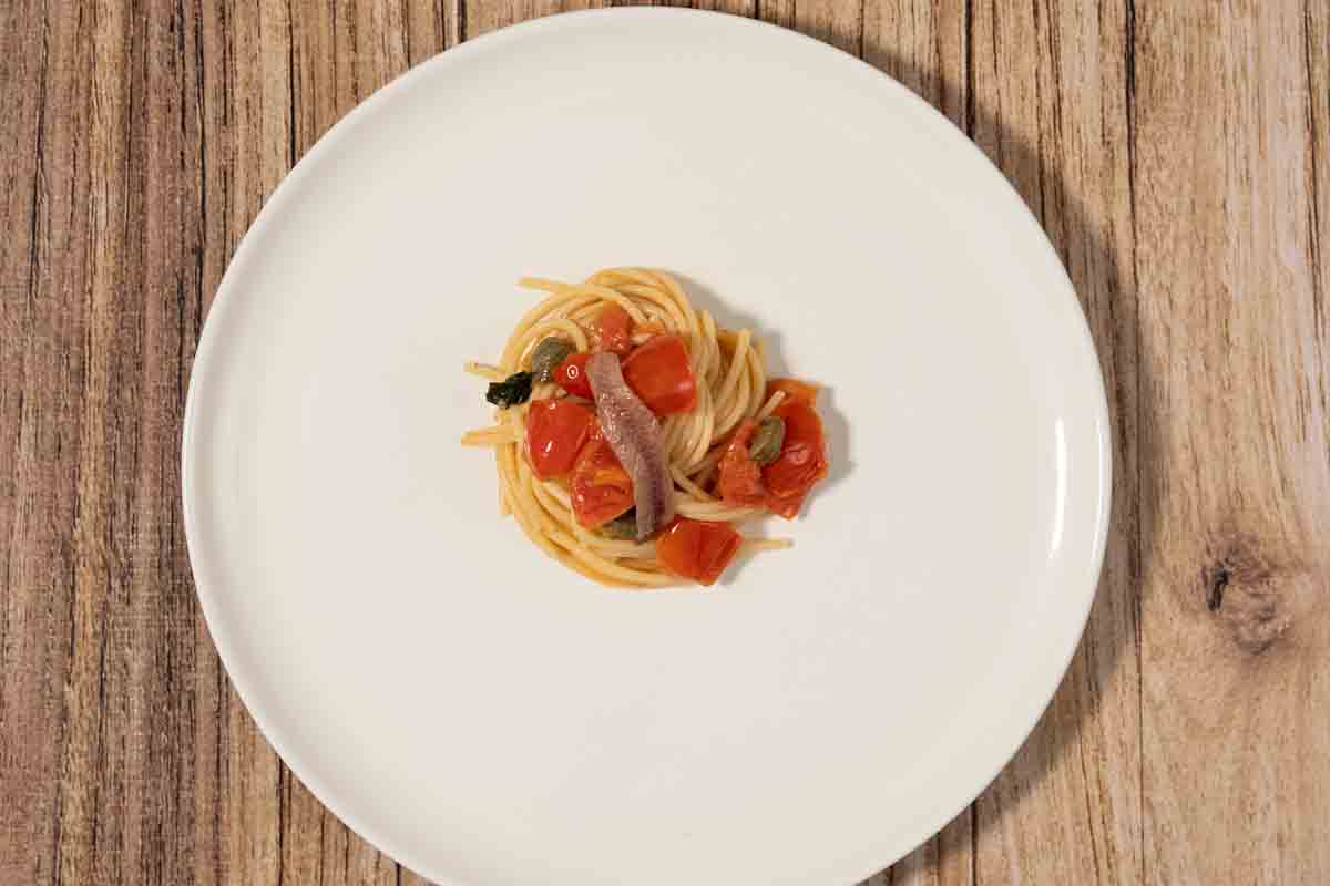 paso a paso pasta con anchoas emplatado