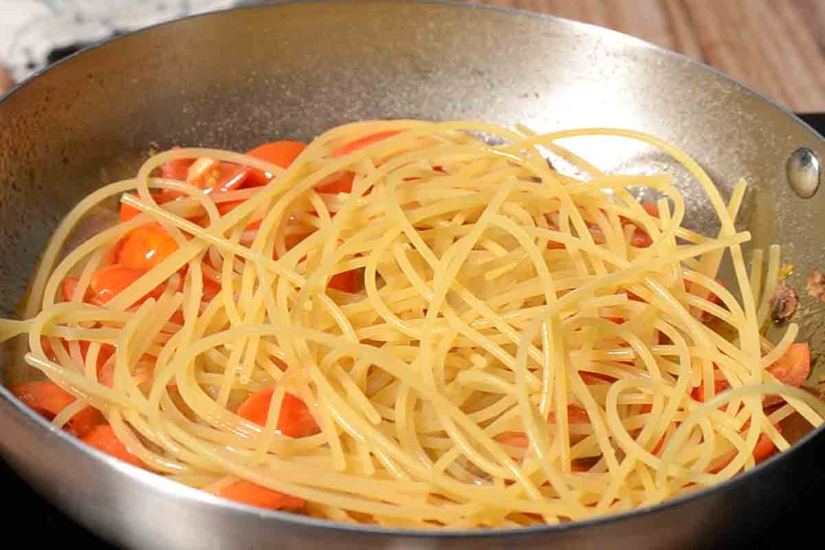 paso a paso pasta con anchoas mezclar